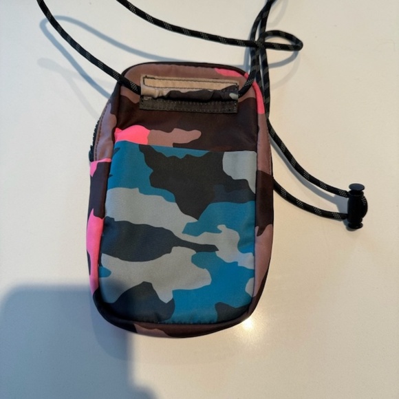 Lululemon Take it On Crossbody Pouch Rare Multi colour camo - Picture 3 of 6